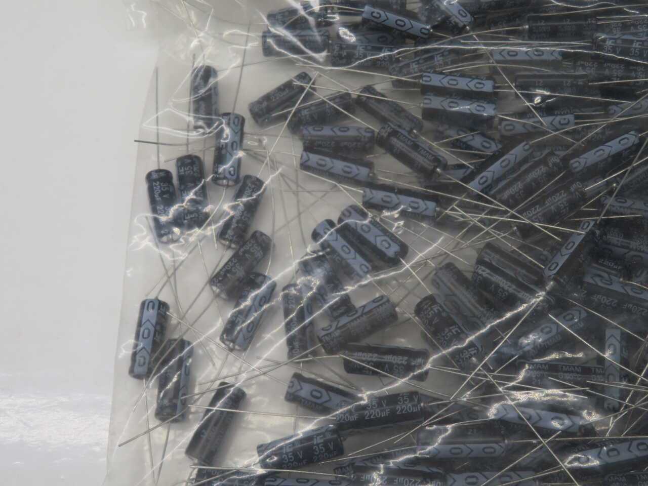 Lot Of 800 Illinois Capacitor 227TMA035M Electrolytic Capacitors - ELECTRICAL COMPONENTS
