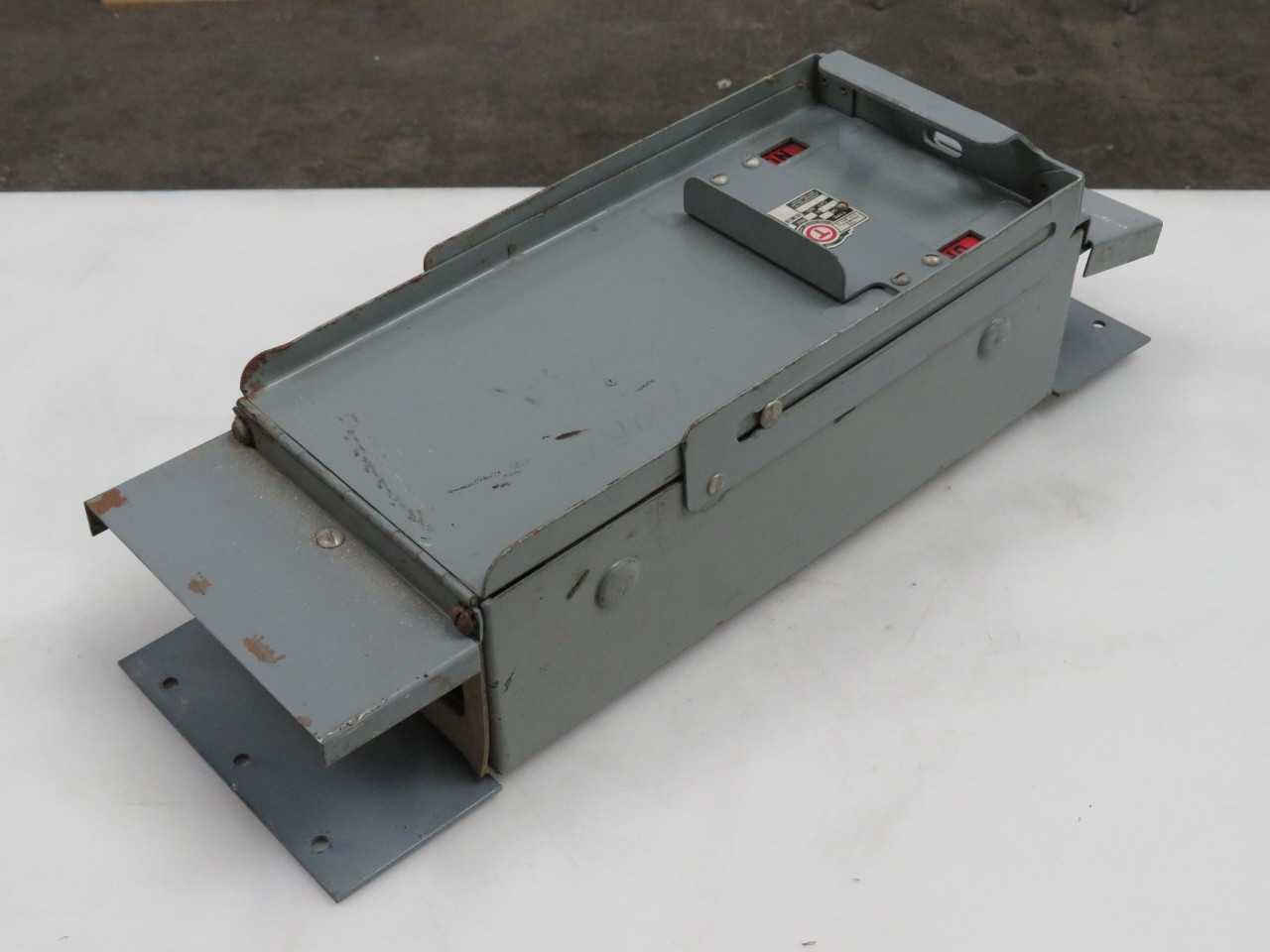 THE TRUMBULL ELEC SW3-224 SW3 SWING SWITCH 200 A 250 V 30 HP T185005 - DISCONNECT SWITCHES