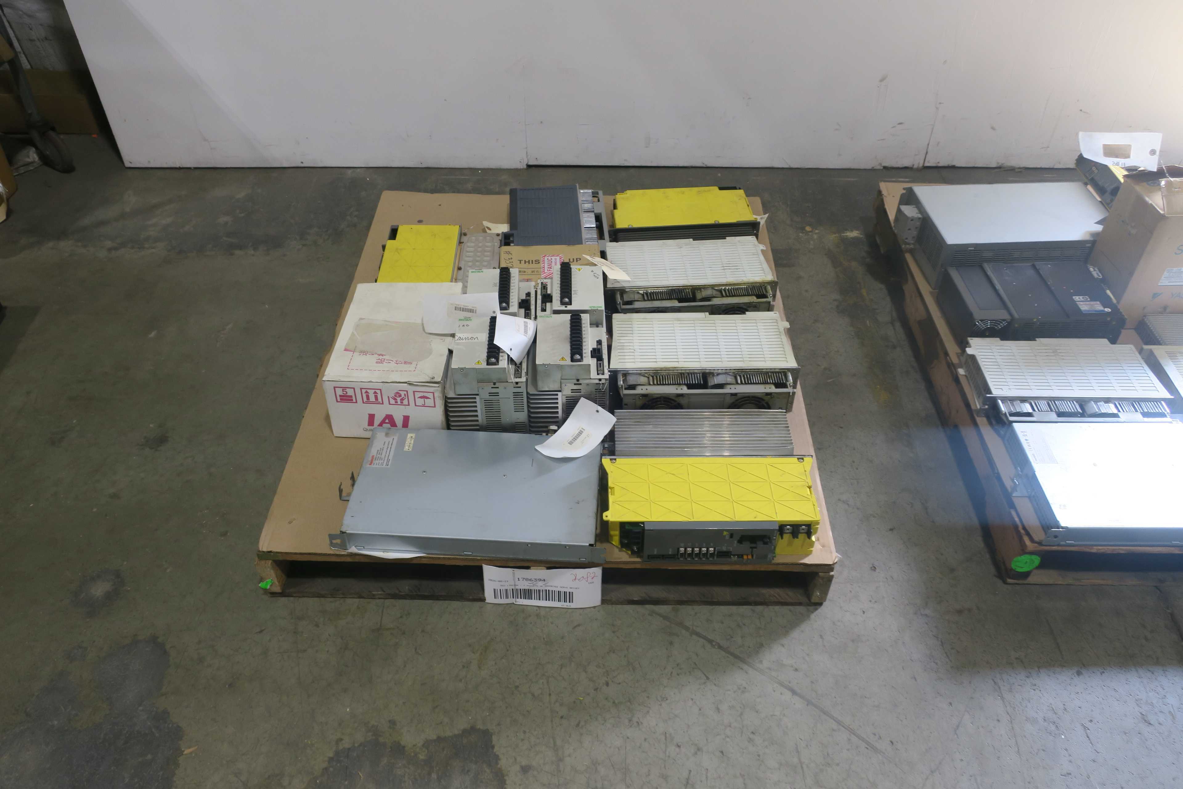 SKU 1786394 - 2 PALLETS OF ASSORTED SERVO DRIVES - SERVO DRIVES