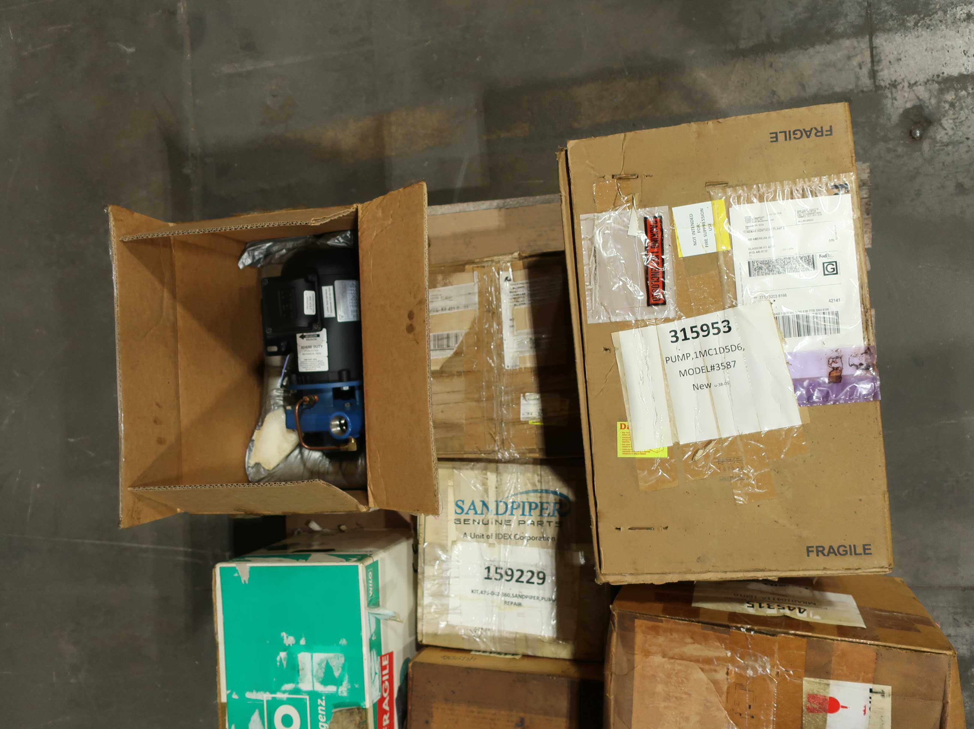 PALLET OF ASSORTED PUMPS AND PUMP PARTS - PUMPS