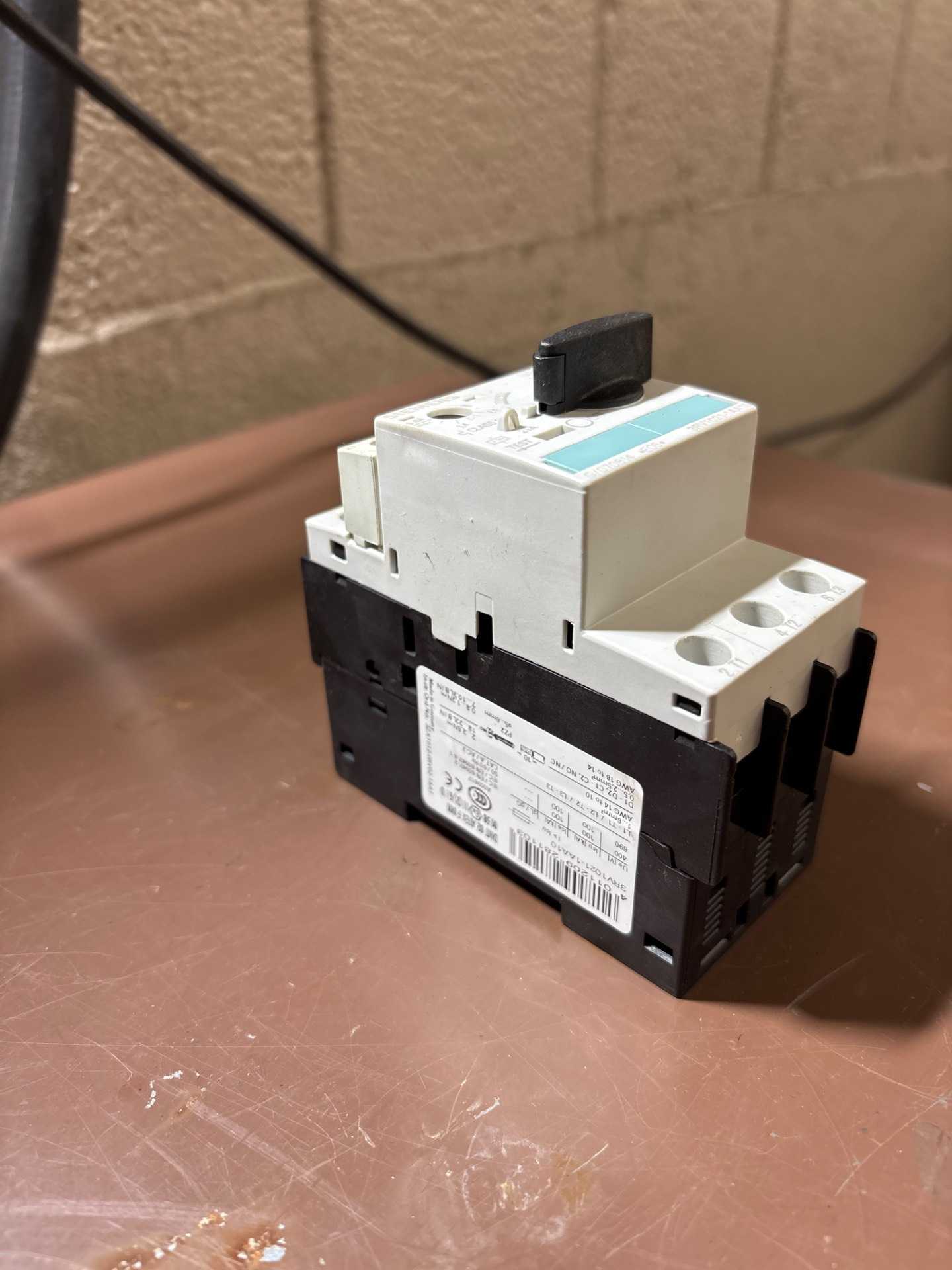 SIEMENS 3RV1021-1AA10 MOLDED CASE CIRCUIT BREAKER - CIRCUIT BREAKERS