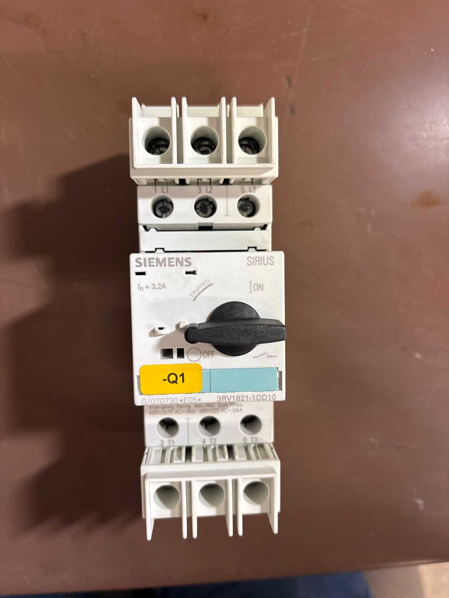 SIEMENS 3RV1821-1DD10 MOLDED CASE CIRCUIT BREAKER - CIRCUIT BREAKERS