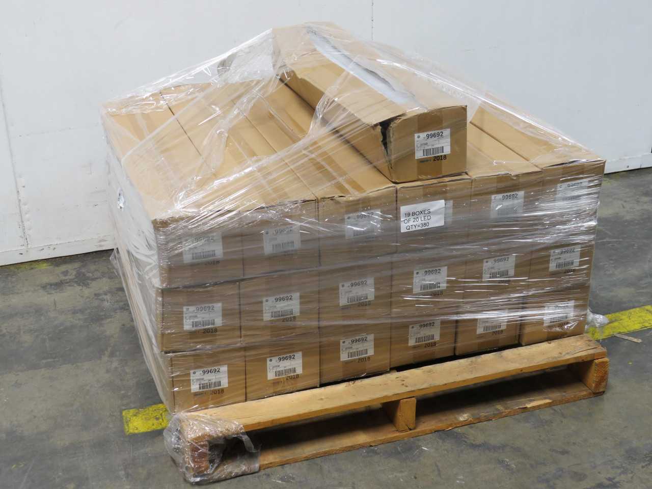LOT OF 380 GE 99692 LED15T8/3/830
 T8 13 WATT LED STRAIGHT TUBE 36 INCH MEDIUM BI-PIN (G13) 3000K RE - LIGHTING