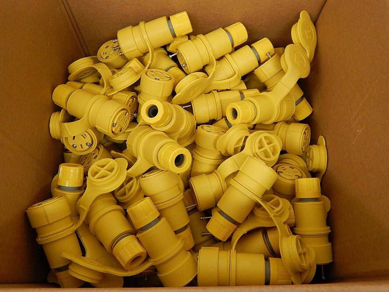 LOT OF 100 MOLEX 1301460008 YELLO AC POWER PLUG CONNECTOR WATERTITE 15 AMP 125/10 A 250 VOLT - PLUGS & RECEPTACLES