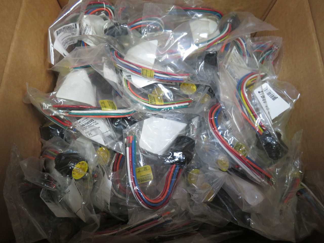 LOT OF 100 BRAD CONNECTIVITY 1300150329 3R9006A20A060 9P MALE RECEPTACLE 6 IN 16 AWG PVC LEADS T1686 - PLUGS & RECEPTACLES