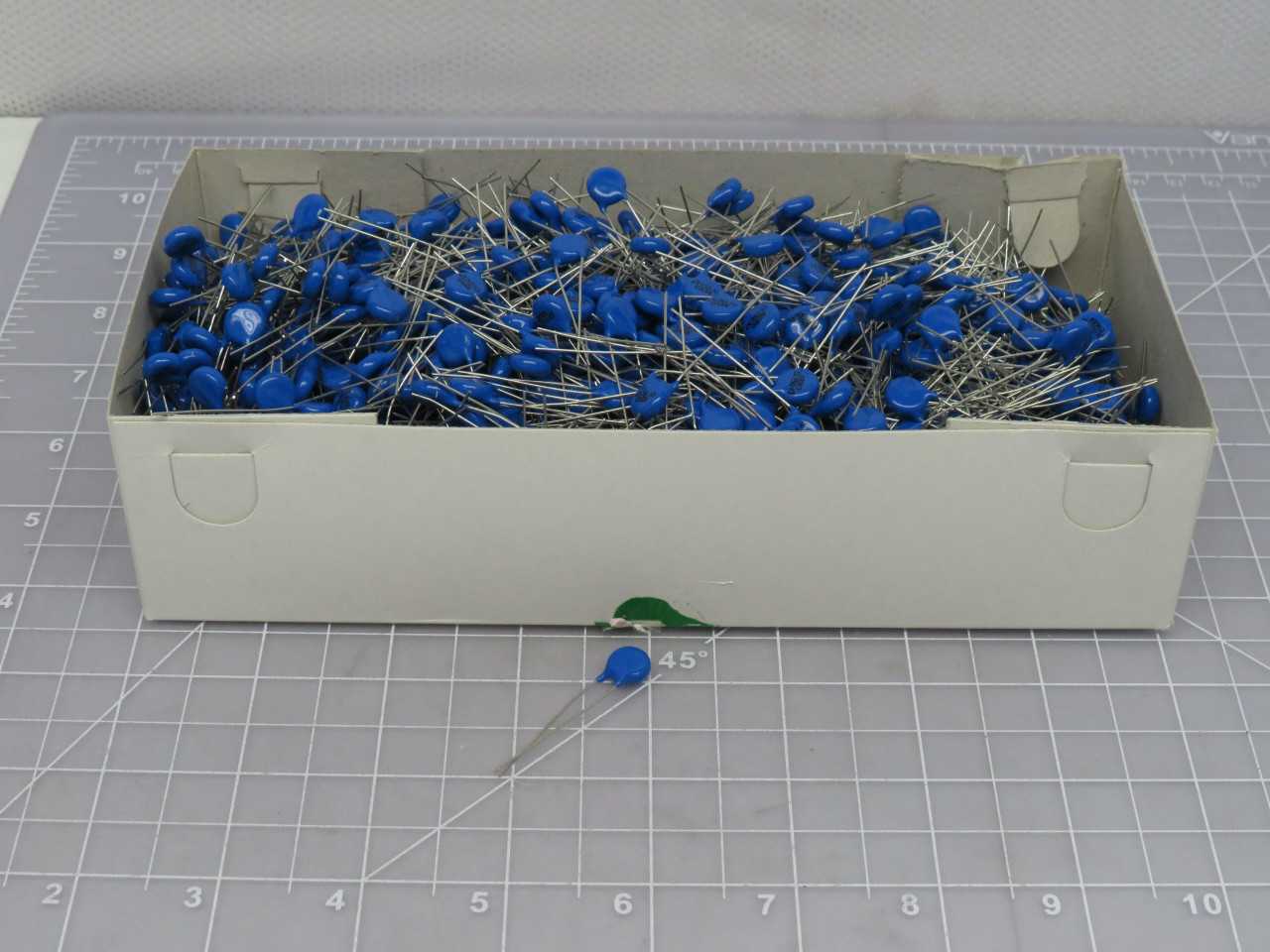 LOT OF 1000 STACKPOLE ELECTRONICS CV250K07B VARISTORS MOV 250VAC/320VDC 1200A 390V RADIAL BULK T1725 - CIRCUIT BREAKERS