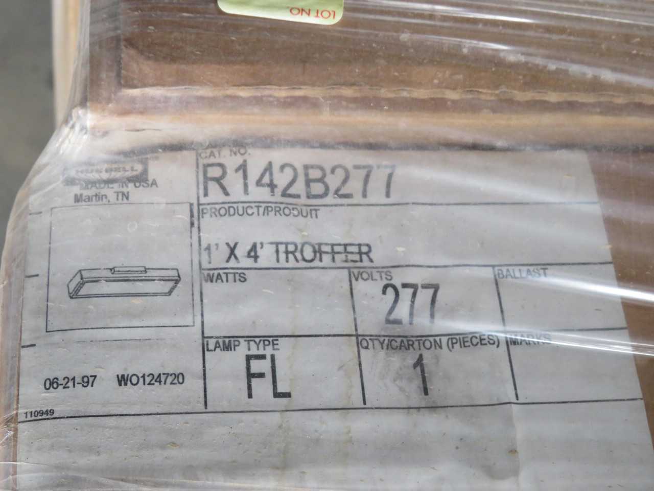 LOT OF 17 HUBBELL R142B277 1X4 TROFFERS 277 V FL T160116 - LIGHTING