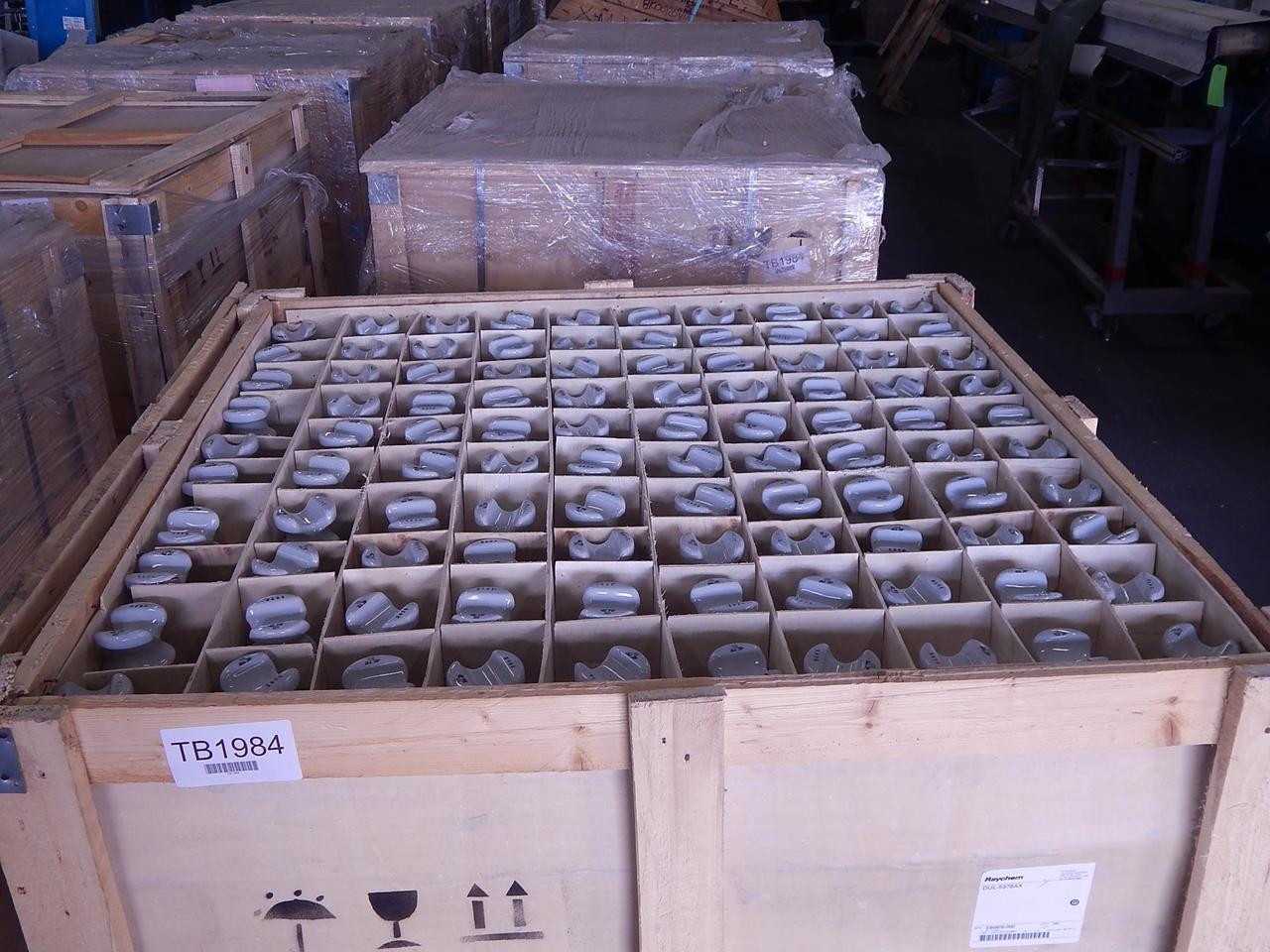 PALLET OF 300 RAYCHEM DUL-5378AX INDUSTRIAL ELECTRICAL STATION POST INSULATORS - ELECTRICAL COMPONENTS