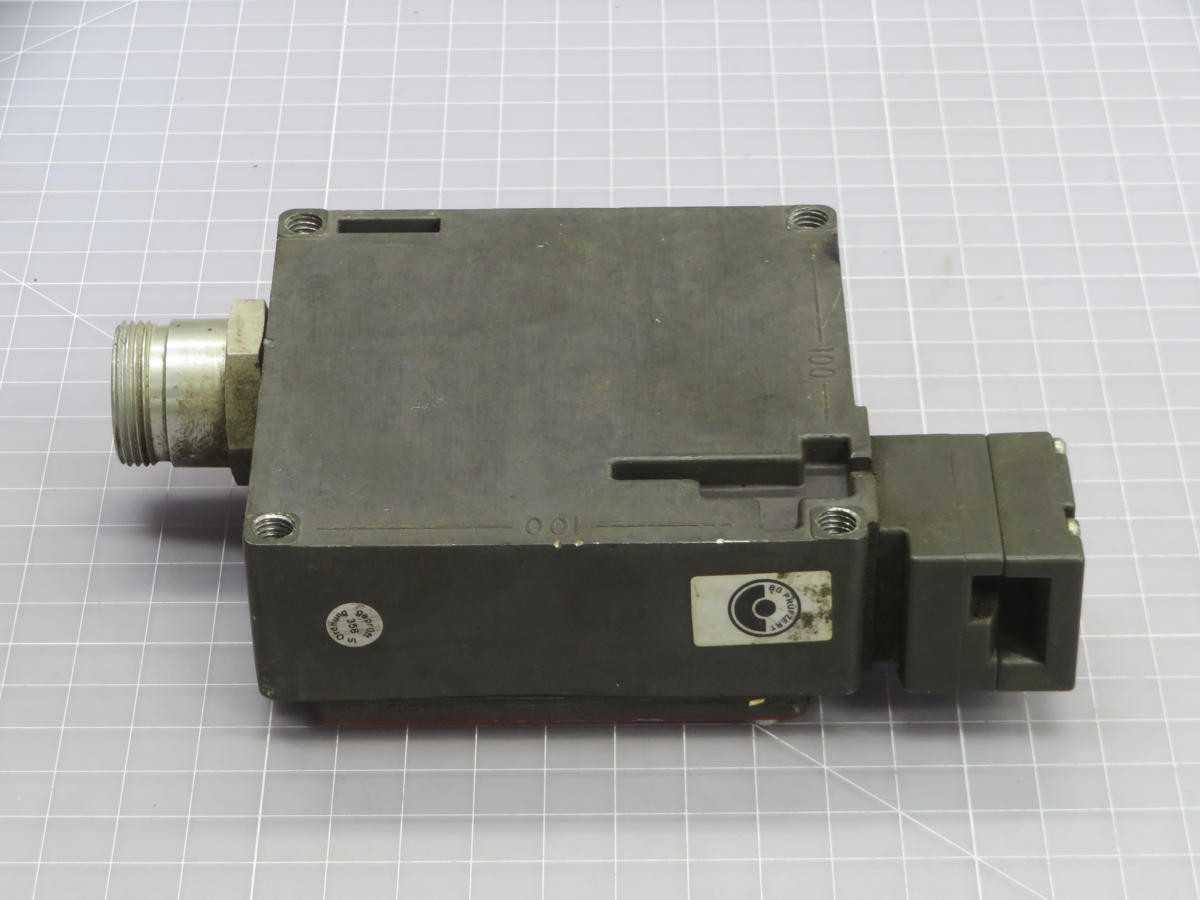 EUCHNER TZ1LE024BHAVFG-RC1971 SAFTEY INTERLOCK SWITCH T244516 - SWITCHES