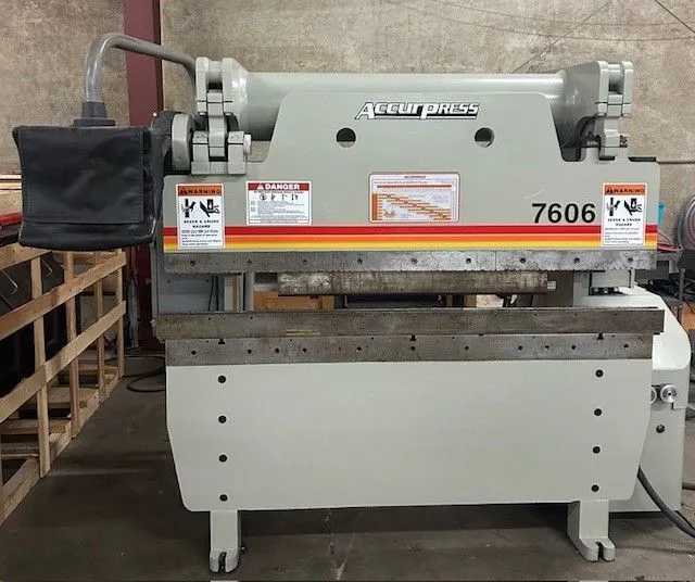 1995 ACCURPRESS 7606 HYDRAULIC PRESS BRAKE, 60 TON, 6' 8" STROKE, CNC HURCO AB7/S6 - PRESS BRAKES