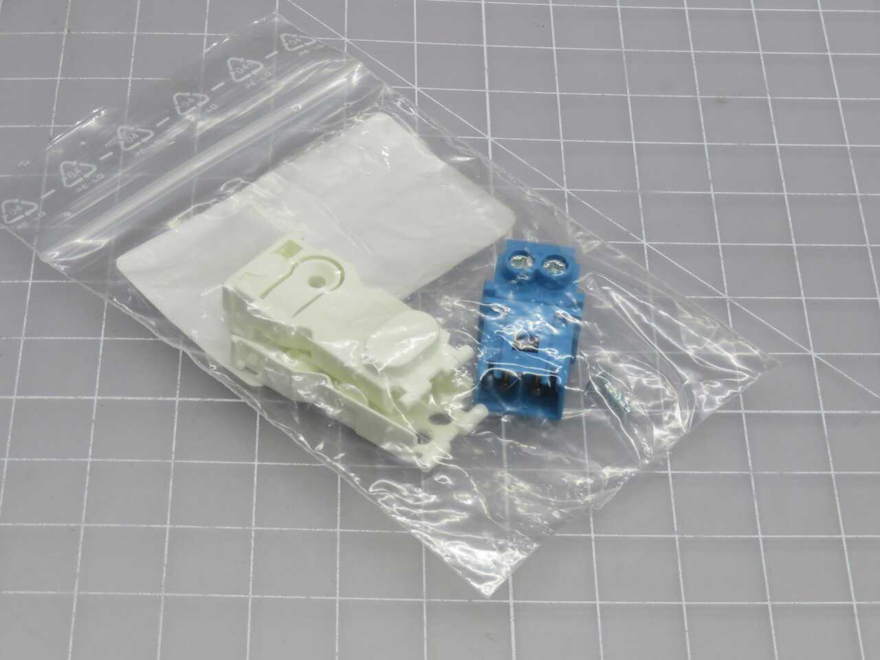LOT OF 45 STEGO 264060 OUTPUT POWER CONNECTORS T269704 - POWER SUPPLIES