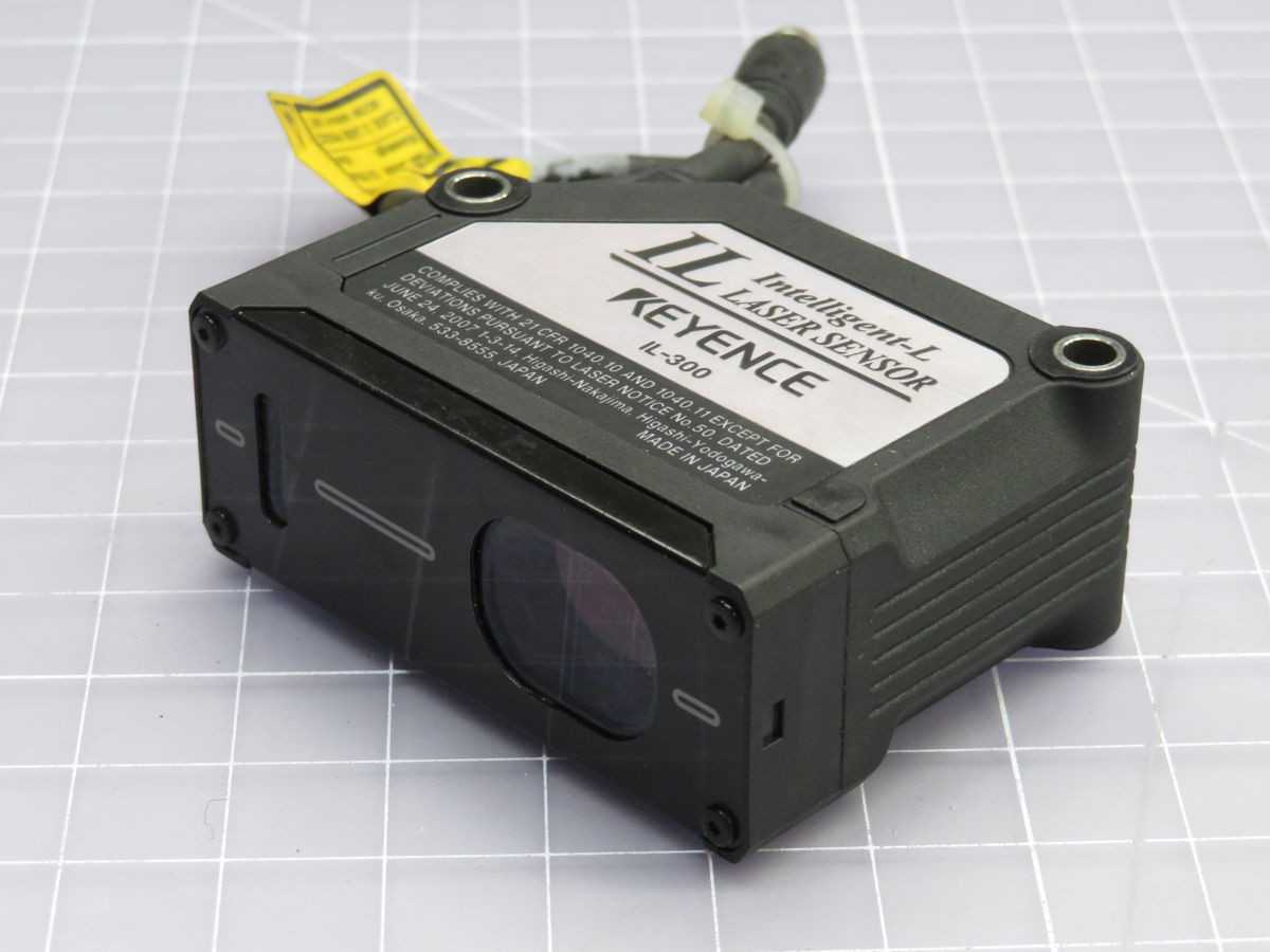 KEYENCE IL-300 LASER SENSOR T252285 - SENSORS