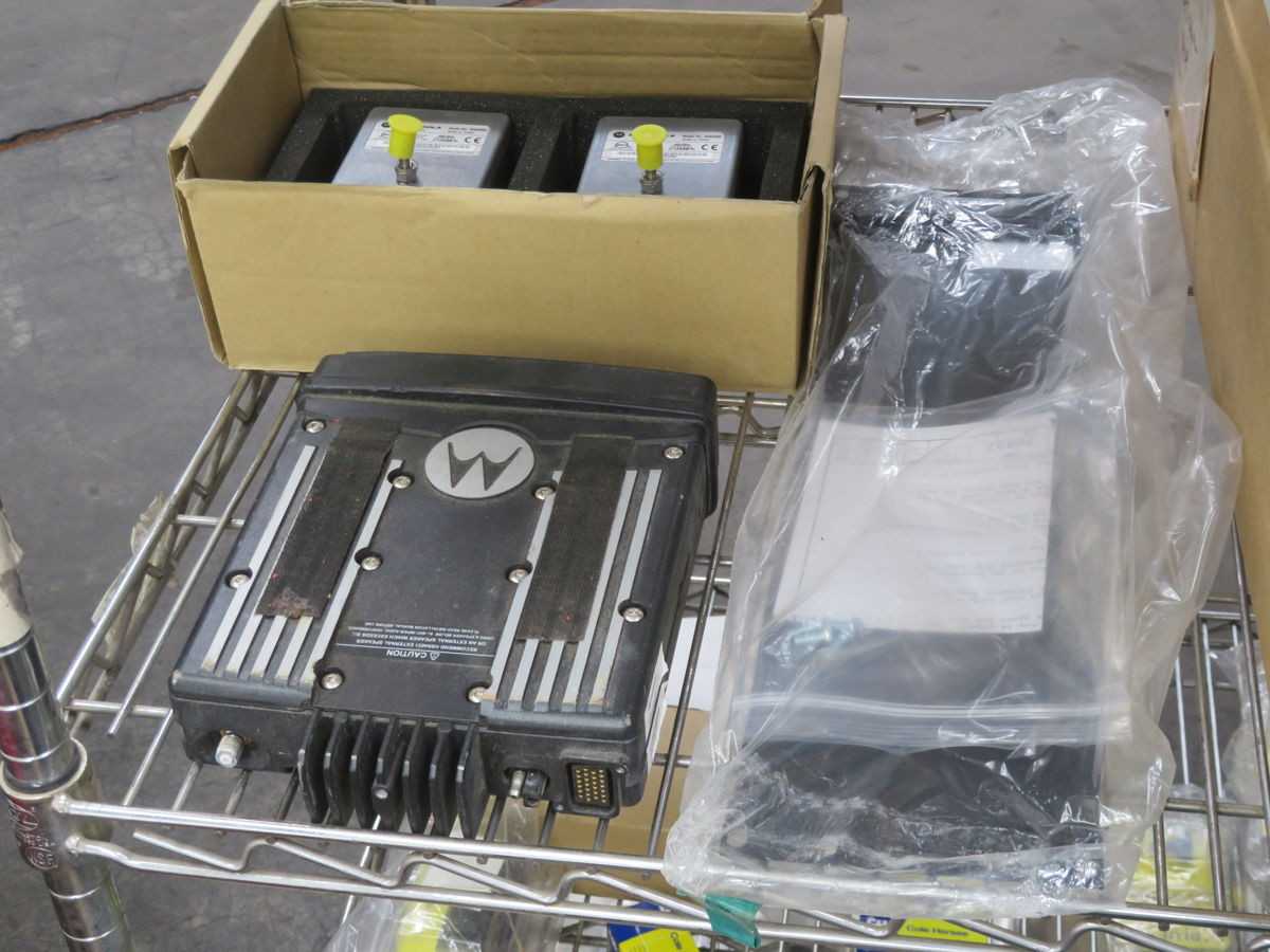 Motorola T261137 Lot Of 2 Way Radio Communication Equipment - TELECOMMUNICATION
