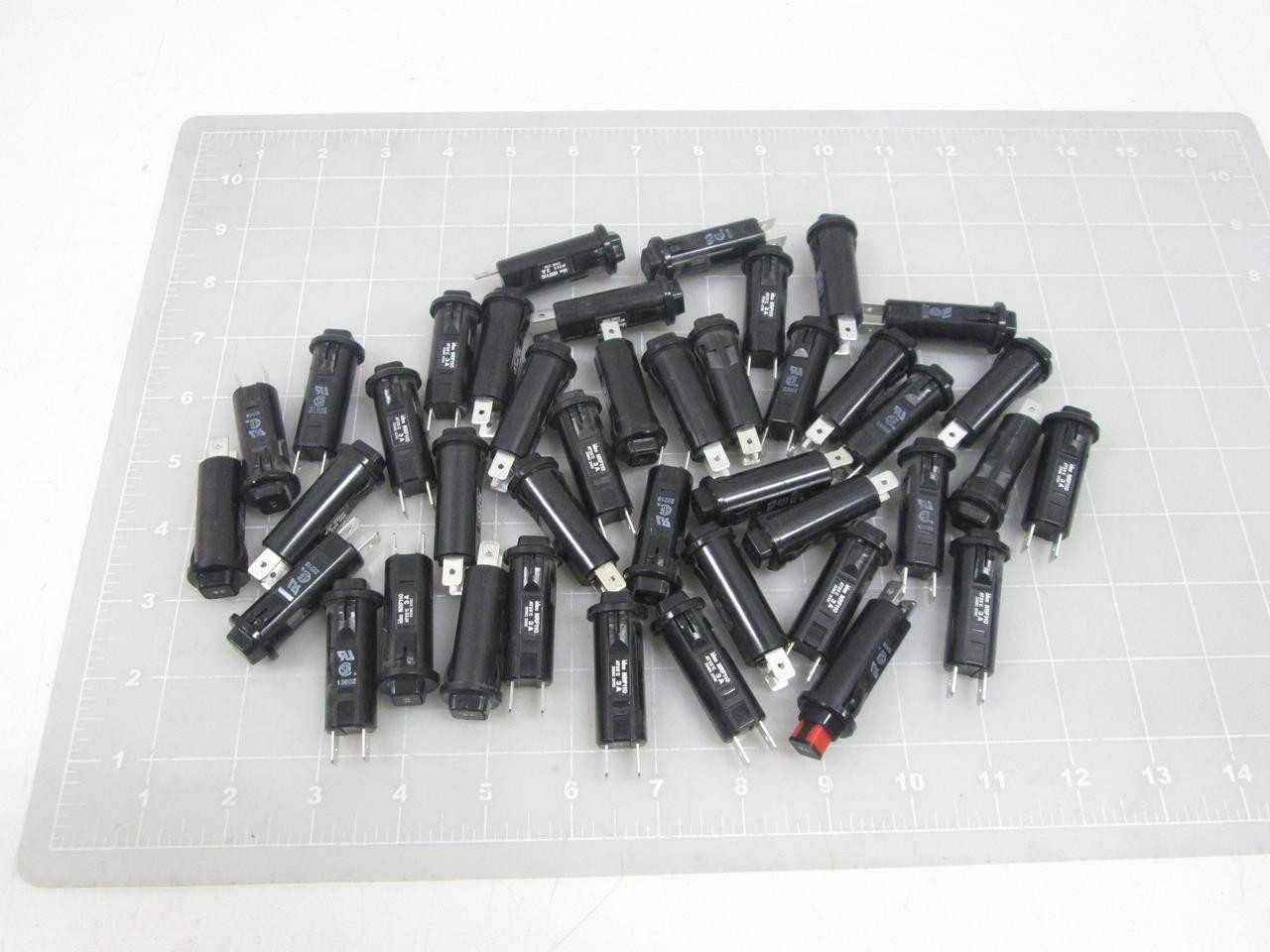 LOT OF 42 IDEC NRF110 3 A CIRCUIT BREAKER T61919 - CIRCUIT BREAKERS