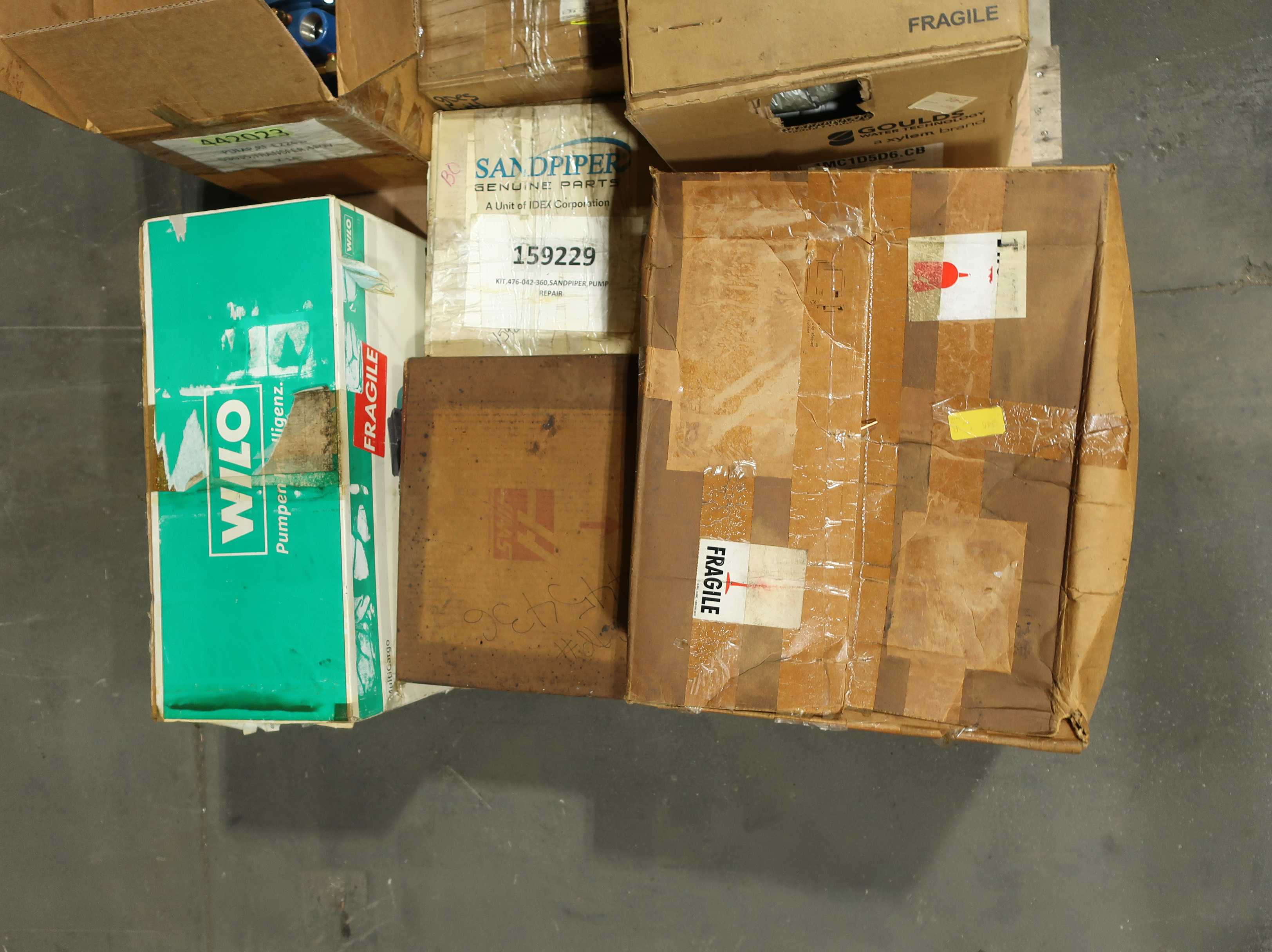 PALLET OF ASSORTED PUMPS AND PUMP PARTS - PUMPS