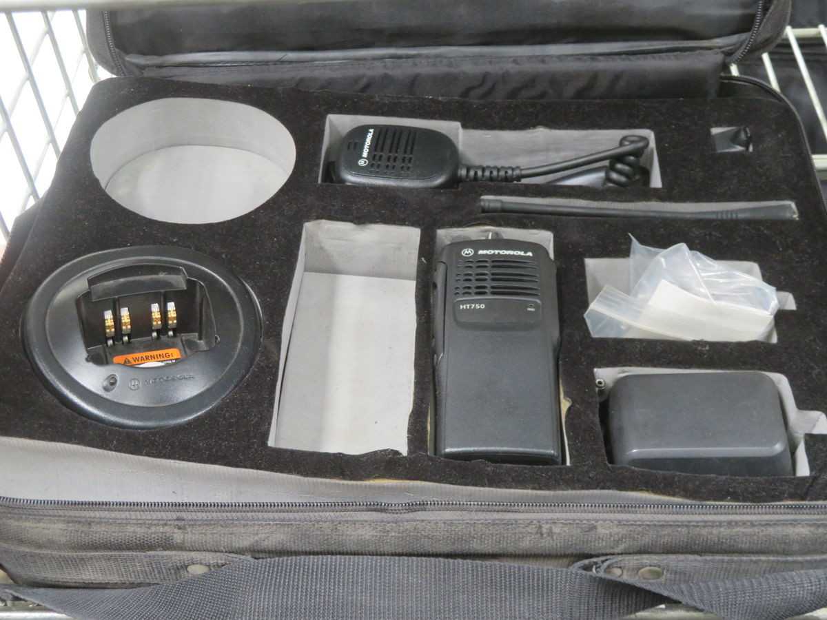 MOTOROLA LOT OF 2 WAY RADIO COMMUNICATION EQUIPMENT T261051 - TELECOMMUNICATION