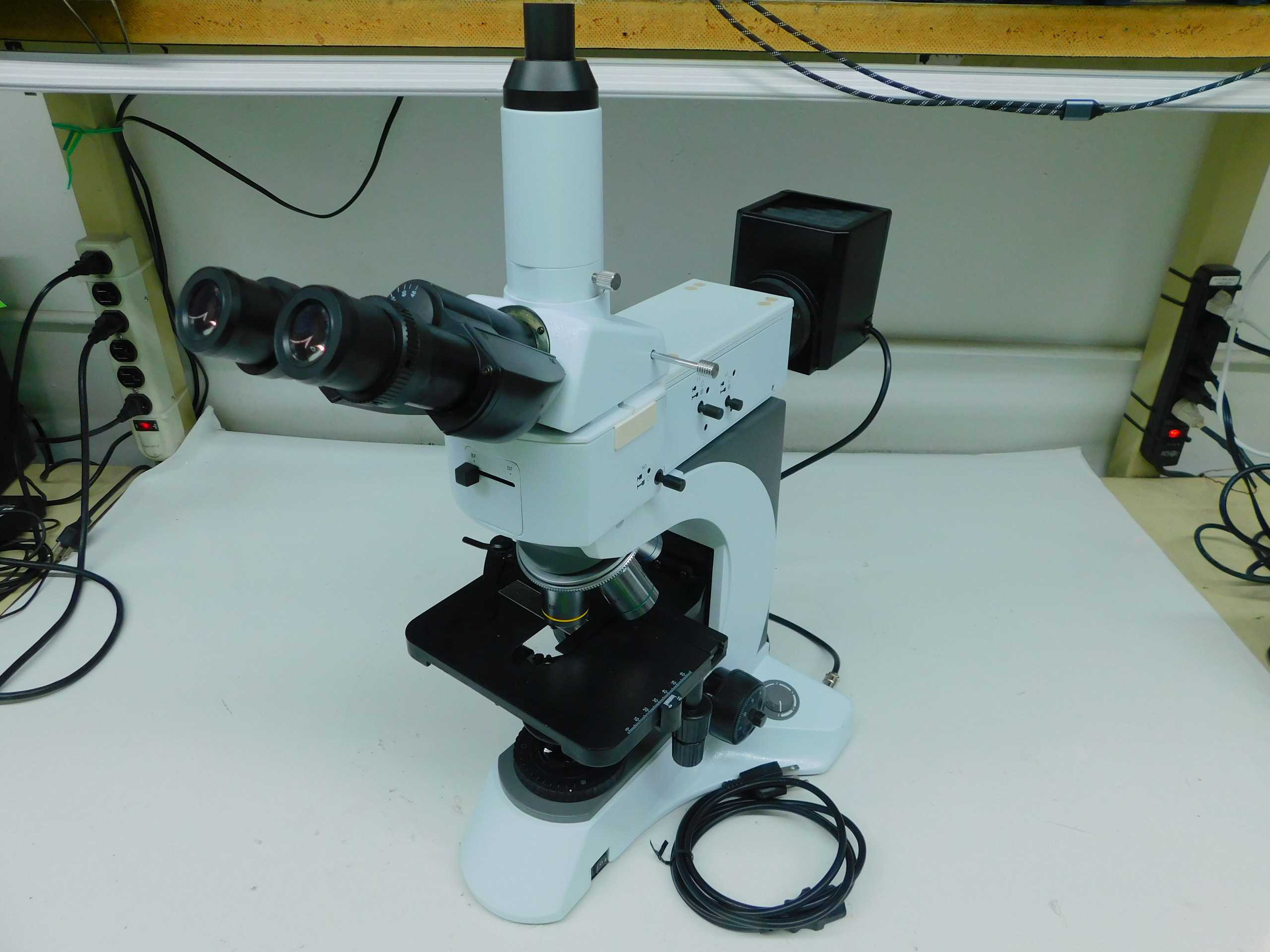 AMSCOPE ME520T TRINOCULAR BIOLOGICAL MICROSCOPE WITH 1000X - LAB & SCIENTIFIC
