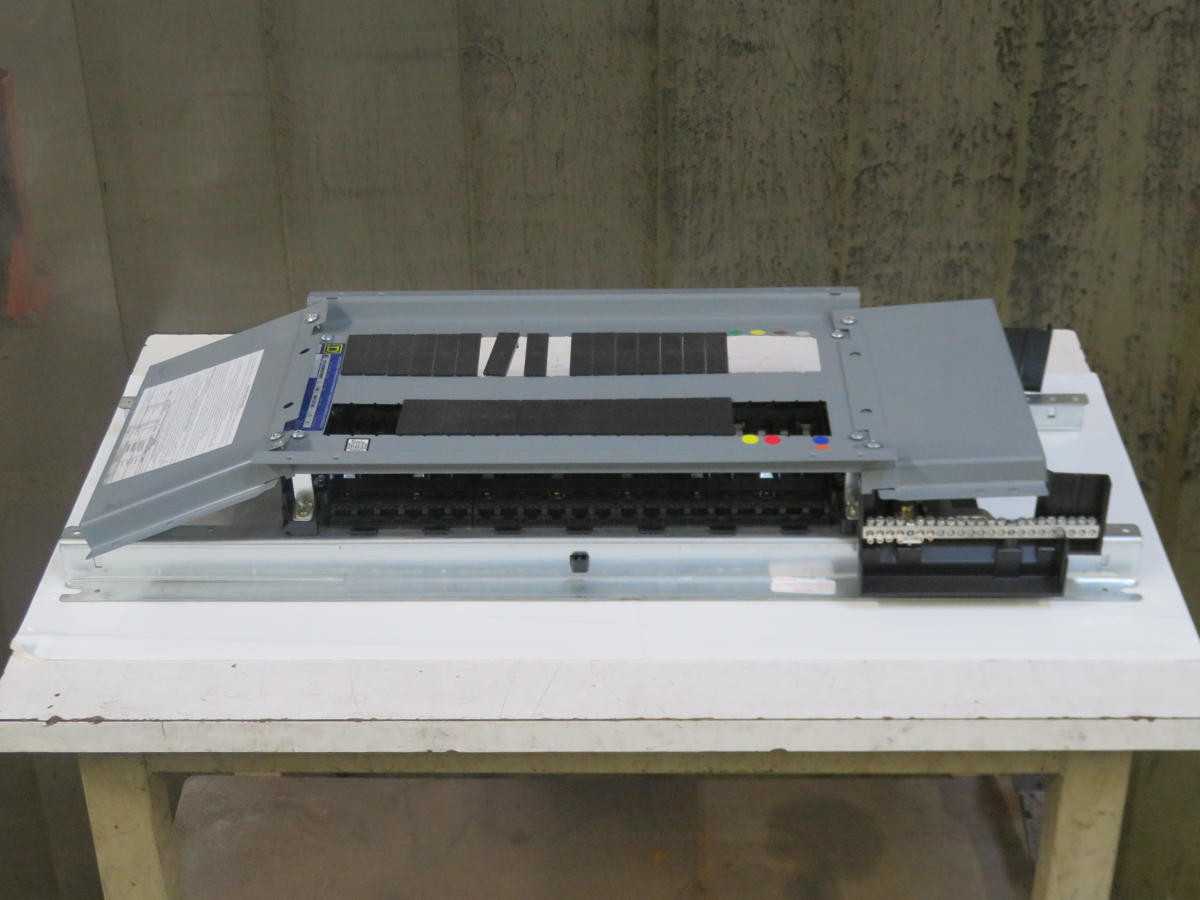 SQUARE D 12313460830100001 80122-170-52 PANELBOARD 60 AMP 208Y/120 VAC 4 WIRES W DAMAGE T194784 - PANELBOARDS