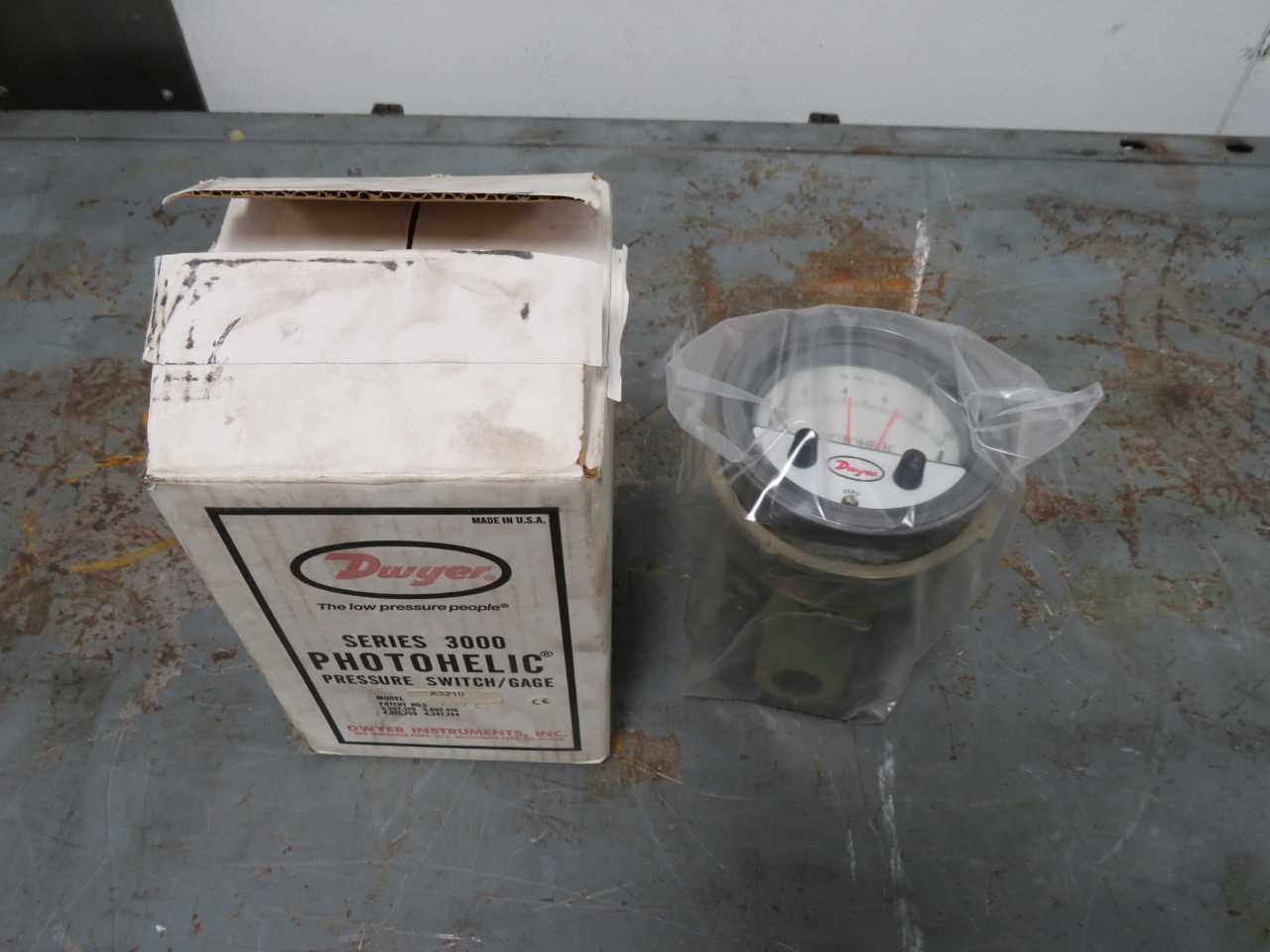 Dwyer Photohelic A3000 Pressure Switch Gauge T159035 - PRESSURE MEASUREMENT