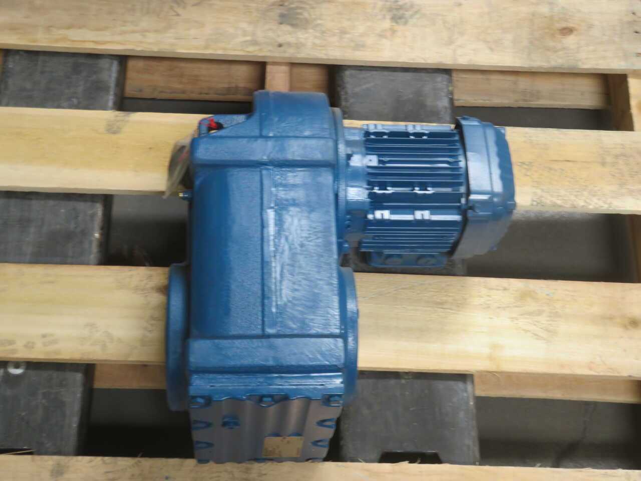 SEW-EURODRIVE FA77/G DRN80MK6 PARALLEL SHAFT HELICAL GEARMOTOR T271394 - GEARMOTOR