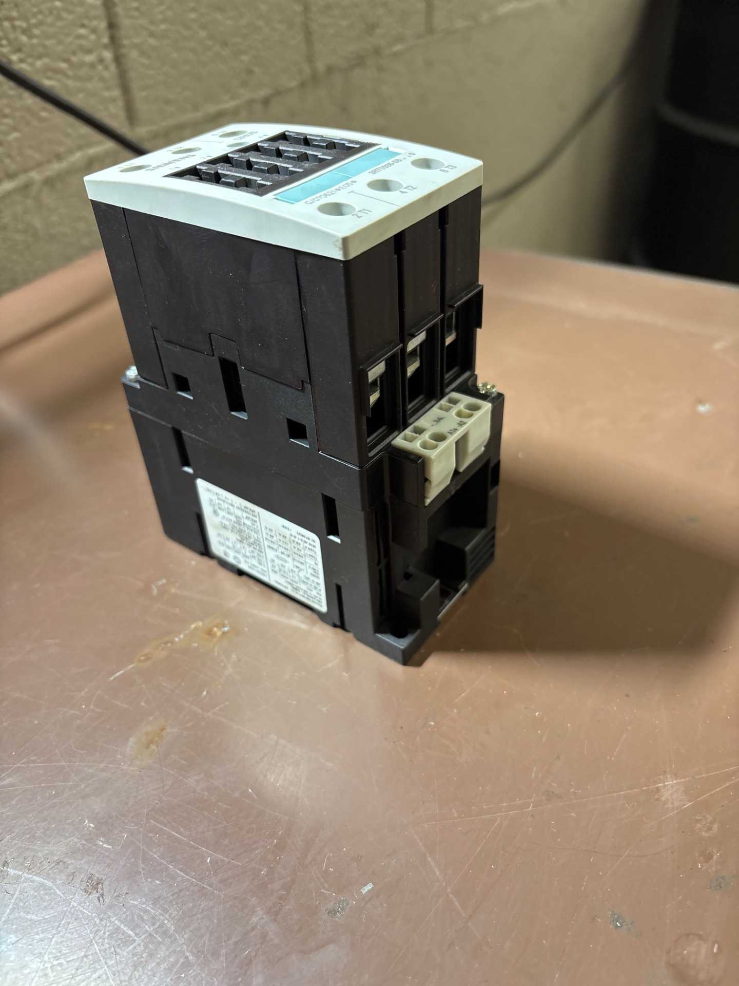 SIEMENS 3RT1035-3BB40 3 POLE POWER CONTACTOR - AC CONTACTOR