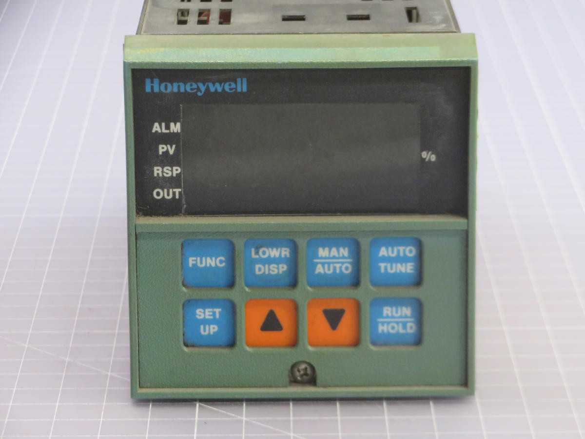 HONEYWELL DC3002-0-200-2-C300-0111 UNIVERSAL DIGITAL CONTROLLER T241338 - TEMPERATURE CONTROLLERS