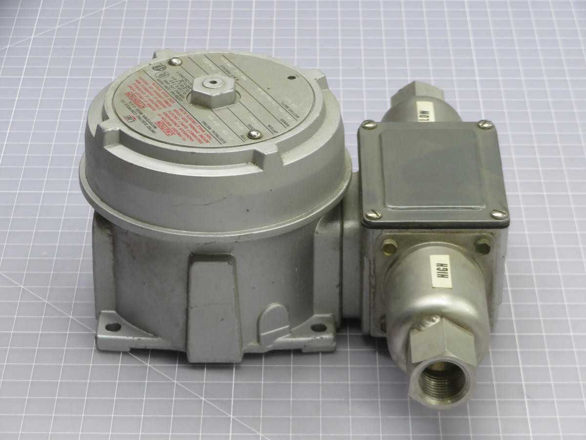 United Electric J120K-S147B Pressure Switch T242058 - SWITCHES