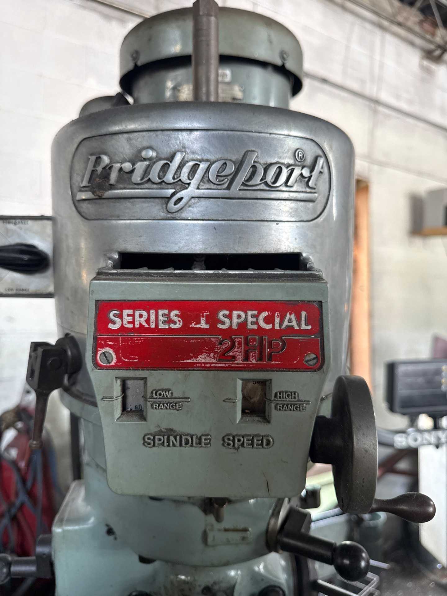 1980 BRIDGEPORT SERIES II SPECIAL VERTICAL MILLING MACHINE - VERTICAL MILLING MACHINES