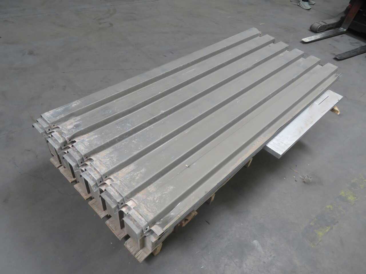 LOT OF 55 ROOF SHEETS T270564 - CONSTRUCTION