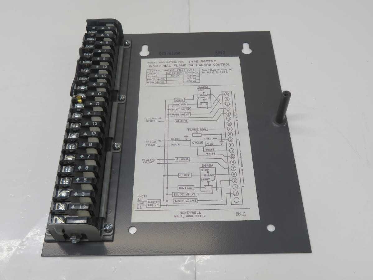 Honeywell R4075E 1000 Flame Control Safeguard Amplifier T210213 - BURNER CONTROLS