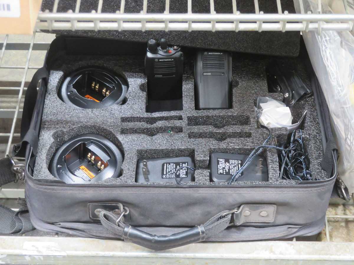 MOTOROLA LOT OF 2 WAY RADIO COMMUNICATION EQUIPMENT T261051 - TELECOMMUNICATION