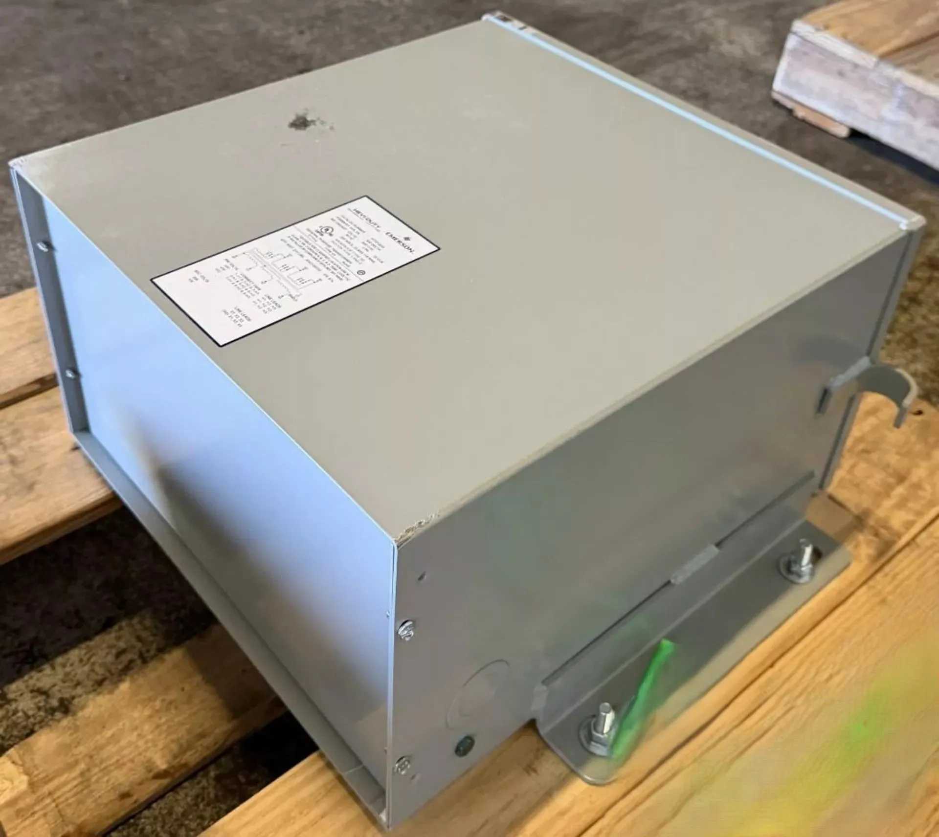 EMERSON HT1F15AS 3 PHASE TRANSFORMER, 15 KVA, 480V-208Y/120V - DRY TRANSFORMERS