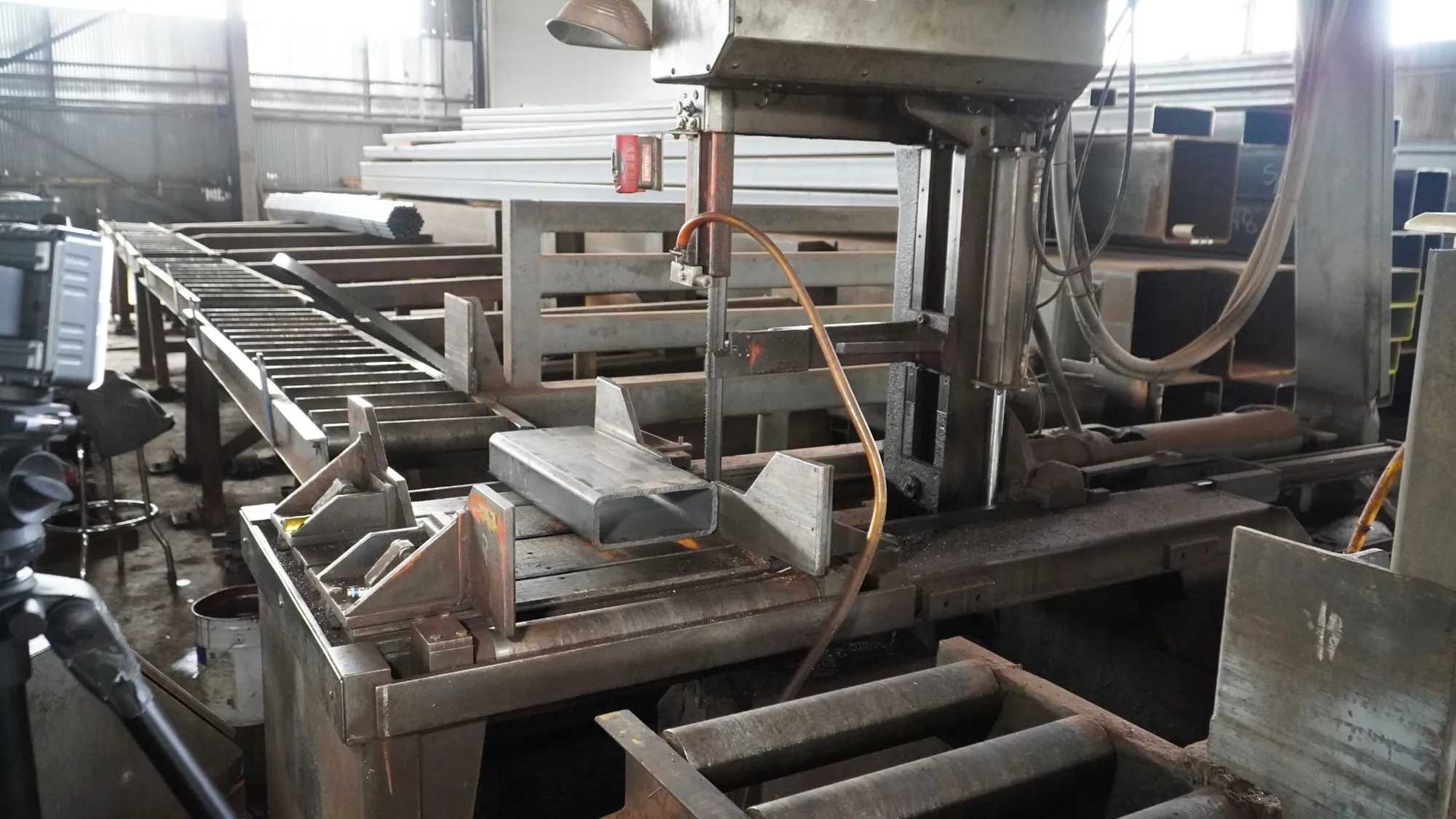 1999 HEM V130HM Vertical Tilt Frame Saw - 10 HP, 19 Ft Blade, Semi-Automatic Feed - VERTICAL BAND SAWS