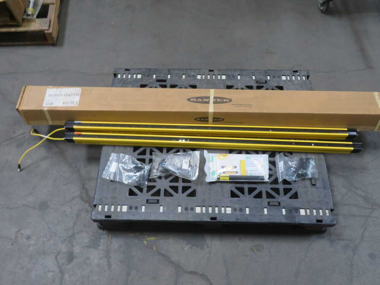 Banner SLLCP23-1330P88 LS Safety Light Curtain - SENSORS
