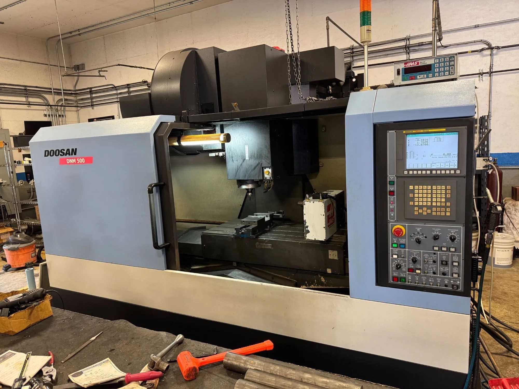 2009 DOOSAN DNM 500 VERTICAL MACHINING CENTER - 20 HP SPINDLE, 8000 RPM, FANUC I SERIES CONTROL - VERTICAL MACHINING CENTERS