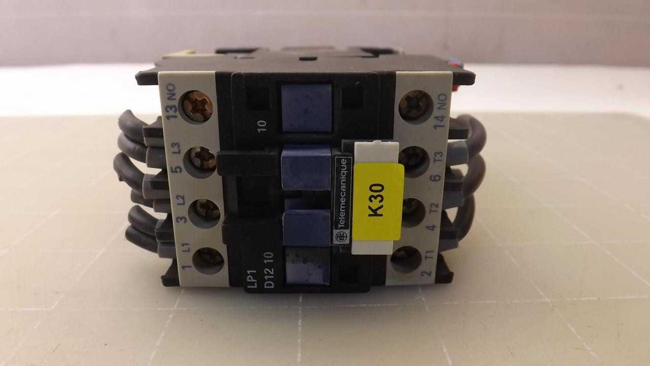 Lot Of 8 Telemecanique LP1-D12-10 With LA4-DC-1U T27977 - CONTACTORS