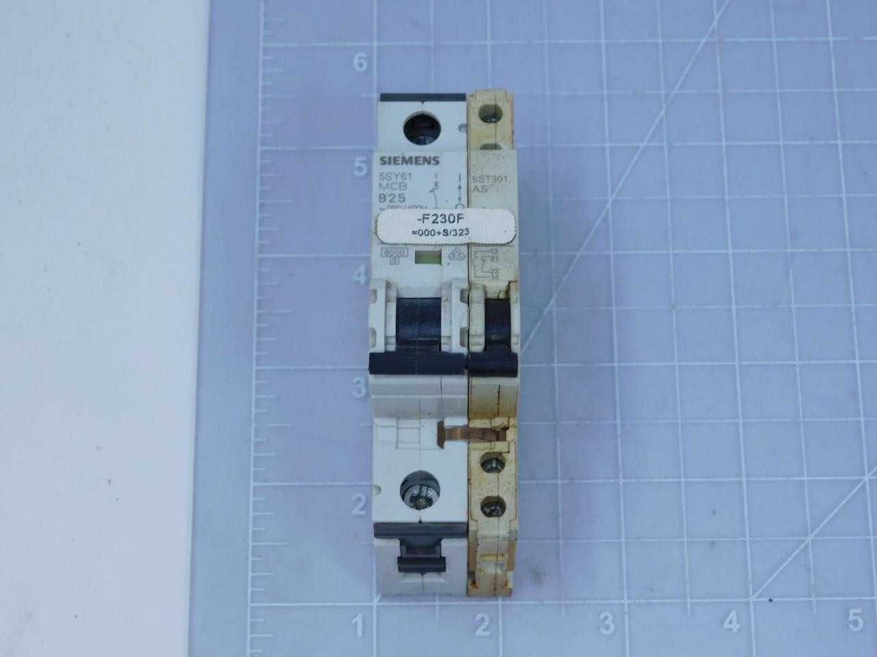 LOT OF 55 SIEMENS 5SY6125-6 CIRCUIT BREAKERS 1 POLE W/ 5ST3010 AUXILIARY CIRCUIT SWITCH T132465 - CIRCUIT BREAKERS