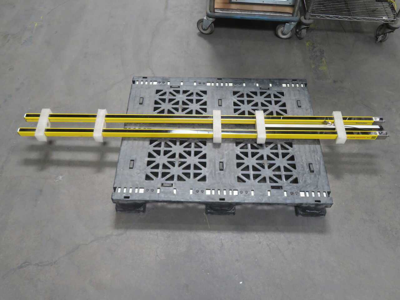 LEUZE MLC502T30-1800 MLC520R30-1800 SAFETY LIGHT CURTAIN PAIR - SENSORS