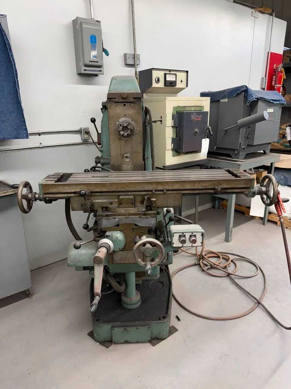 Sajo UF-52 Universal Milling Machine, 3.5HP, 40-1800RPM, 550V 3PH 60Hz - MILLING MACHINES