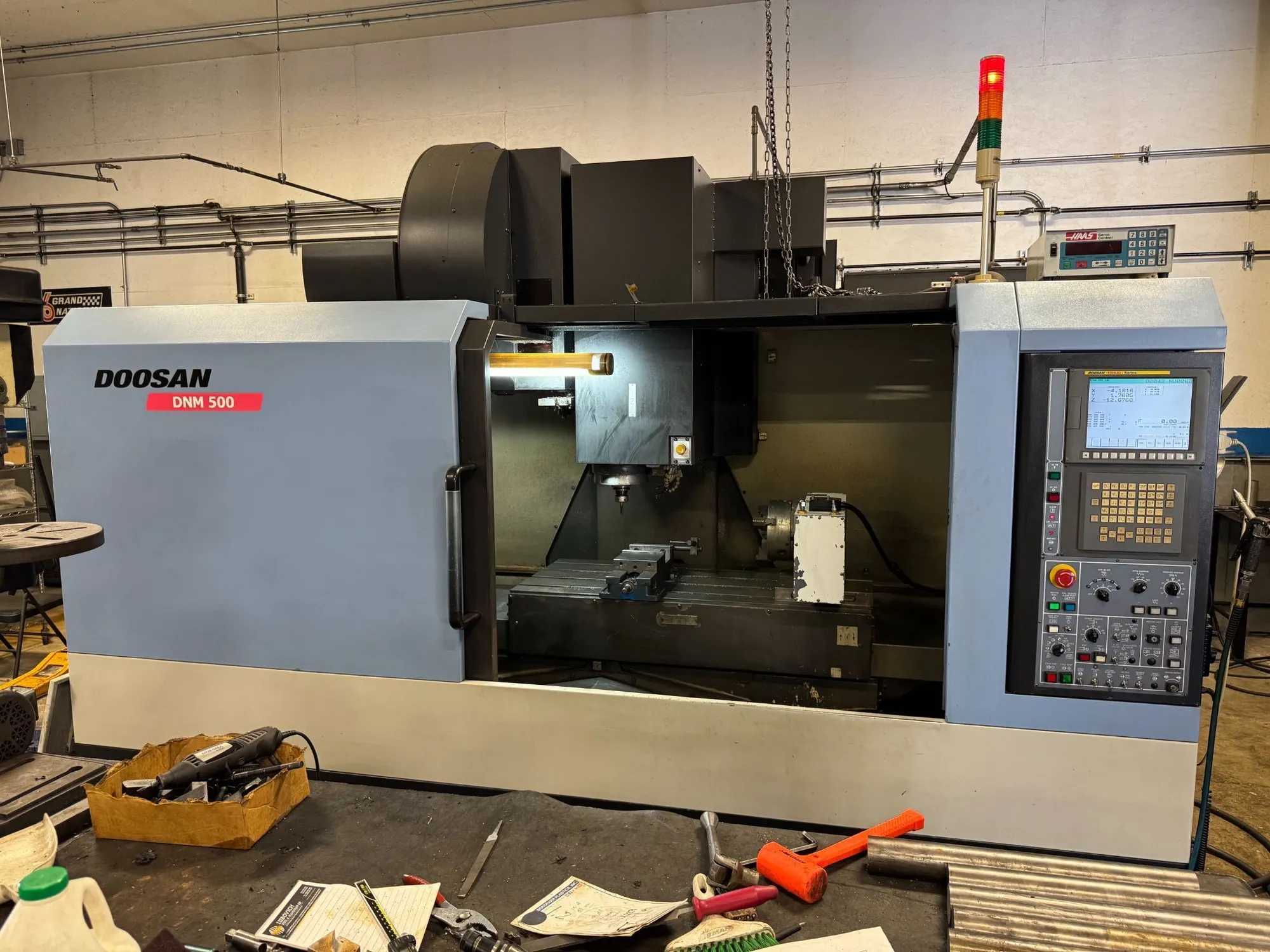 2009 DOOSAN DNM 500 VERTICAL MACHINING CENTER - 20 HP SPINDLE, 8000 RPM, FANUC I SERIES CONTROL - VERTICAL MACHINING CENTERS