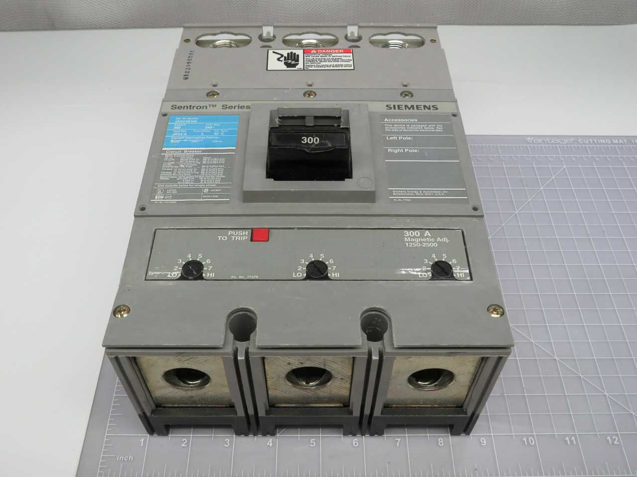 SIEMENS JXD23B300 JXDD2-A CIRCUIT BREAKER 240 V 300 AMP T169082 - CIRCUIT BREAKERS