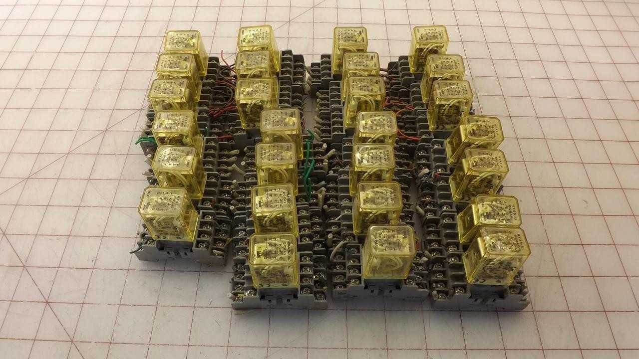 LOT OF 81 RY4S-U RY4S-U SY4S05 RELAYS W/ SOCKET T32174 - ELECTRICAL RELAYS