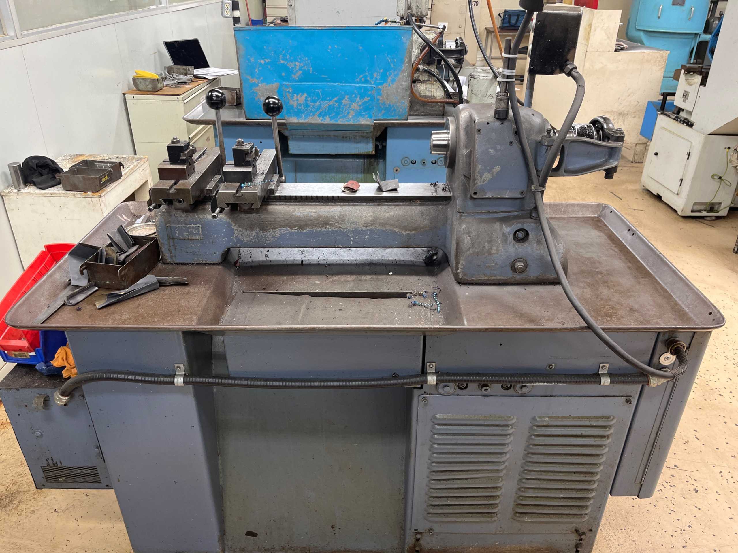 Hardinge DSM59 Manual Lathe - 220V, 3500 RPM, 1 HP, 36" Bed, 9" Swing - MANUAL LATHES