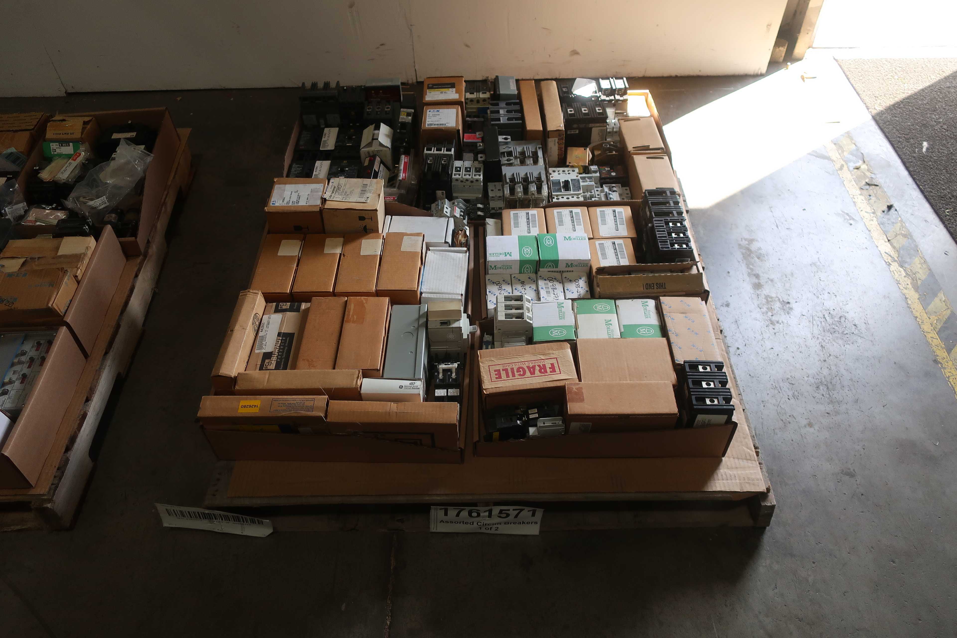 SKU 1761571 - PALLET OF ASSORTED CIRCUIT BREAKERS - CIRCUIT BREAKERS