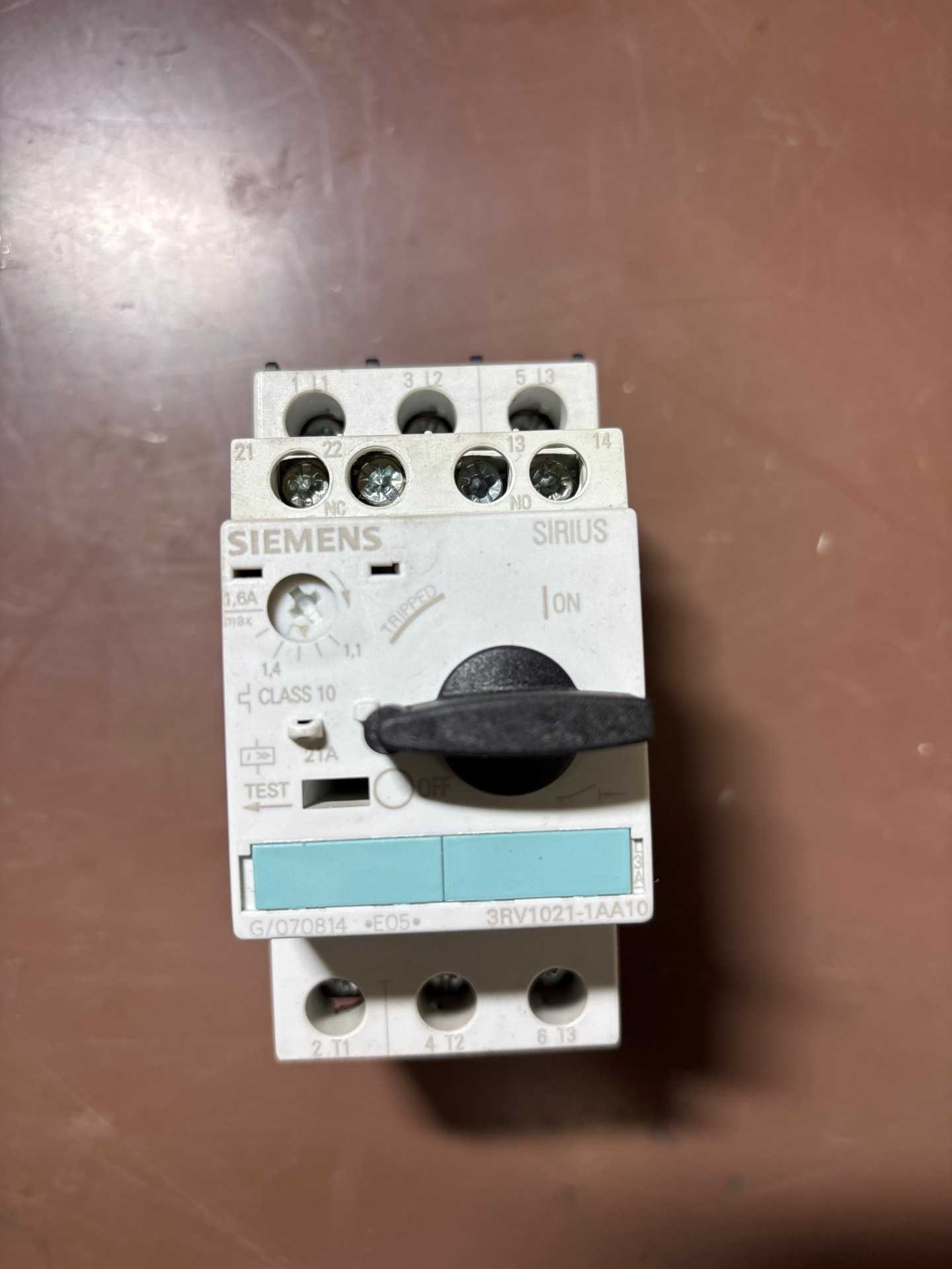 SIEMENS 3RV1021-1AA10 MOLDED CASE CIRCUIT BREAKER - CIRCUIT BREAKERS
