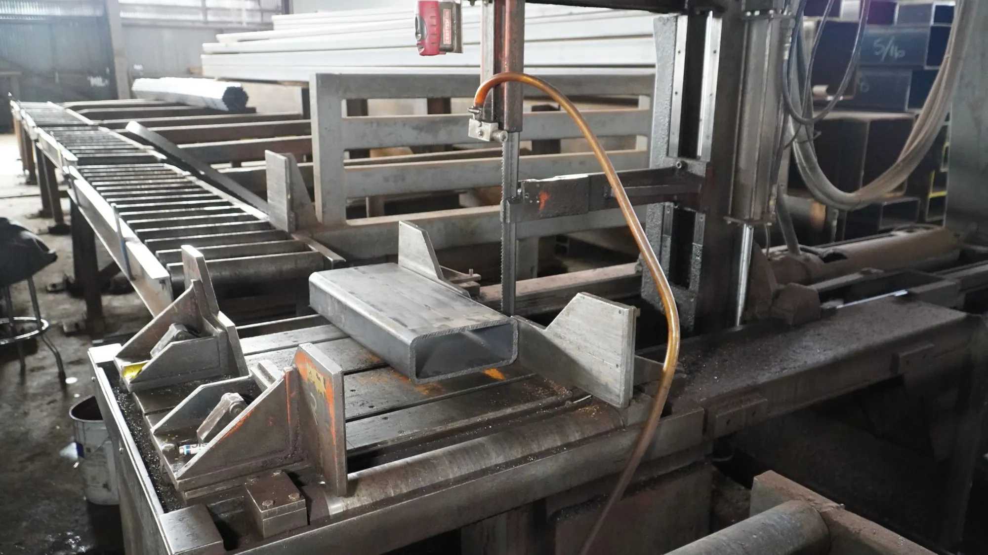 1999 HEM V130HM Vertical Tilt Frame Saw - 10 HP, 19 Ft Blade, Semi-Automatic Feed - VERTICAL BAND SAWS