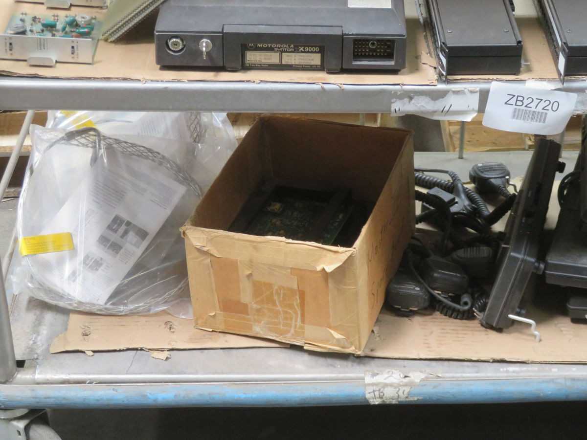 MOTOROLA LOT OF 2 WAY RADIO COMMUNICATION EQUIPMENT T261095 - TELECOMMUNICATION