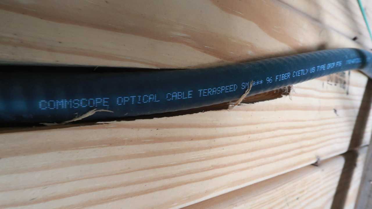 COMMSCOPE ARMORED OFCP LOOSE TUBE FIBER OPTIC CABLE 96 FIBER SINGLE MODE INTERLOCKING 1589 FT - FIBER OPTIC CABLE