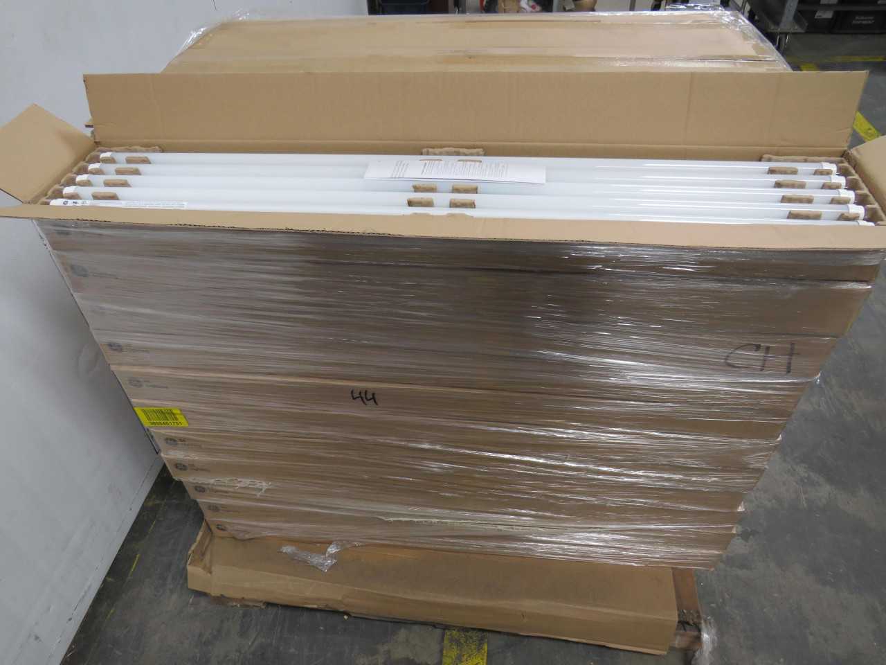LOT OF 440 GE 38944 LED15T8/G/4/830
 T8 13 WATT 48 INCH LED STRAIGHT TUBE MEDIUM B-PIN (G13) 3000 K - LIGHTING