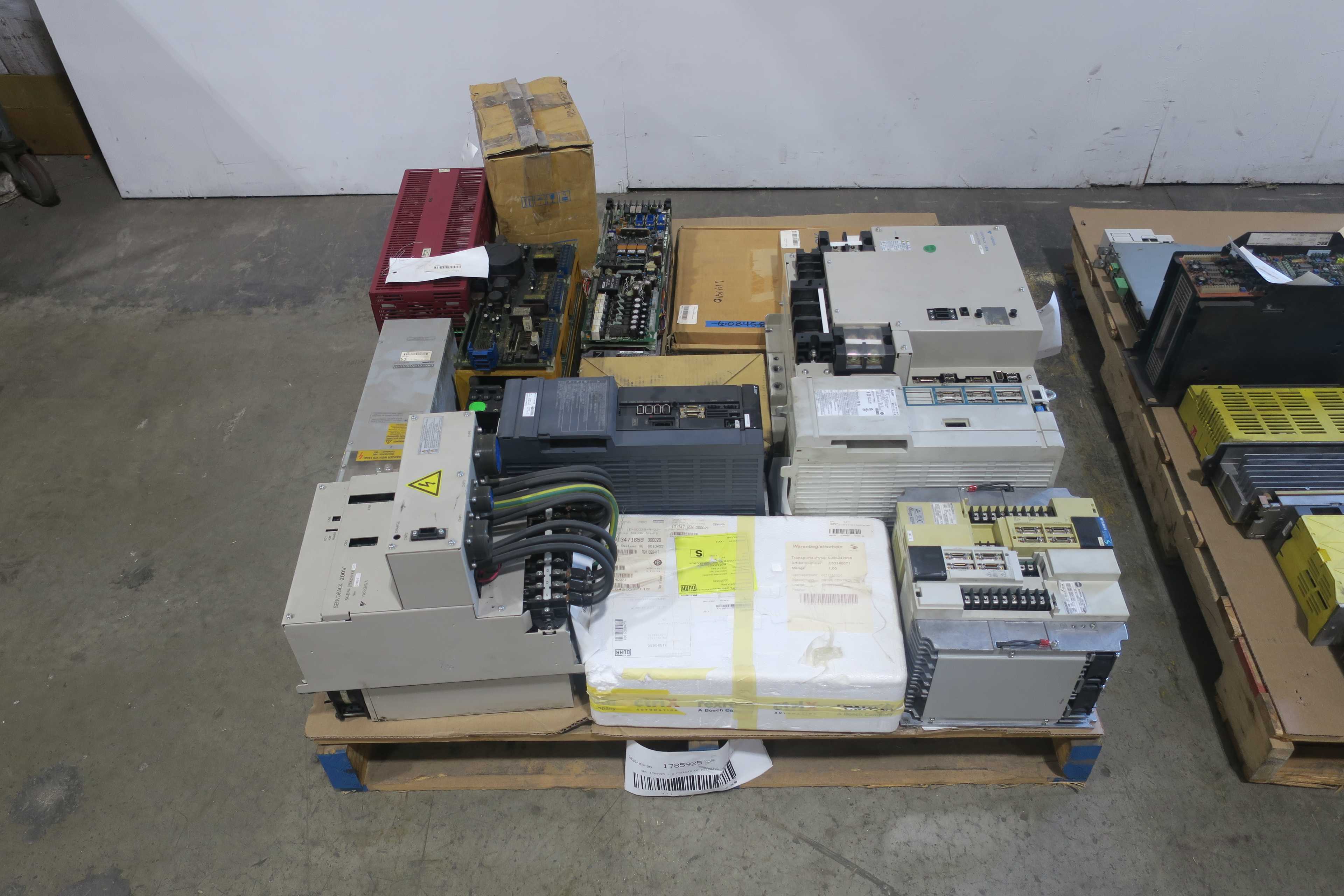 SKU 1785925 - 2 PALLETS OF ASSORTED SERVO DRIVES - SERVO DRIVES